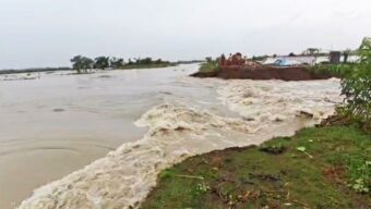 খোয়াই নদীর ৫০ মিটার বাঁধ ভাঙন, ফসলি জমি প্লাবিত