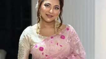 টানা ব্যস্ততায় লিজা