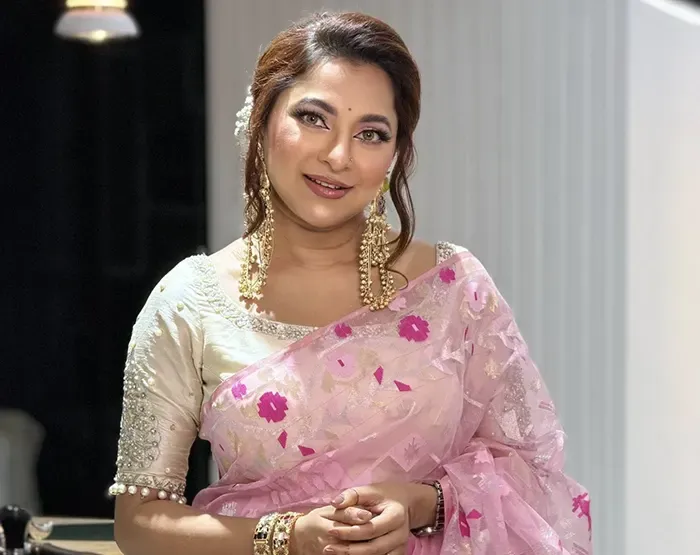 টানা ব্যস্ততায় লিজা