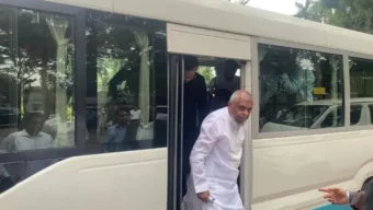 ঢাকা থেকে বাসে চড়ে গাজীপুর গেলেন মন্ত্রী