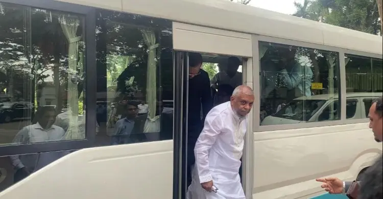 ঢাকা থেকে বাসে চড়ে গাজীপুর গেলেন মন্ত্রী