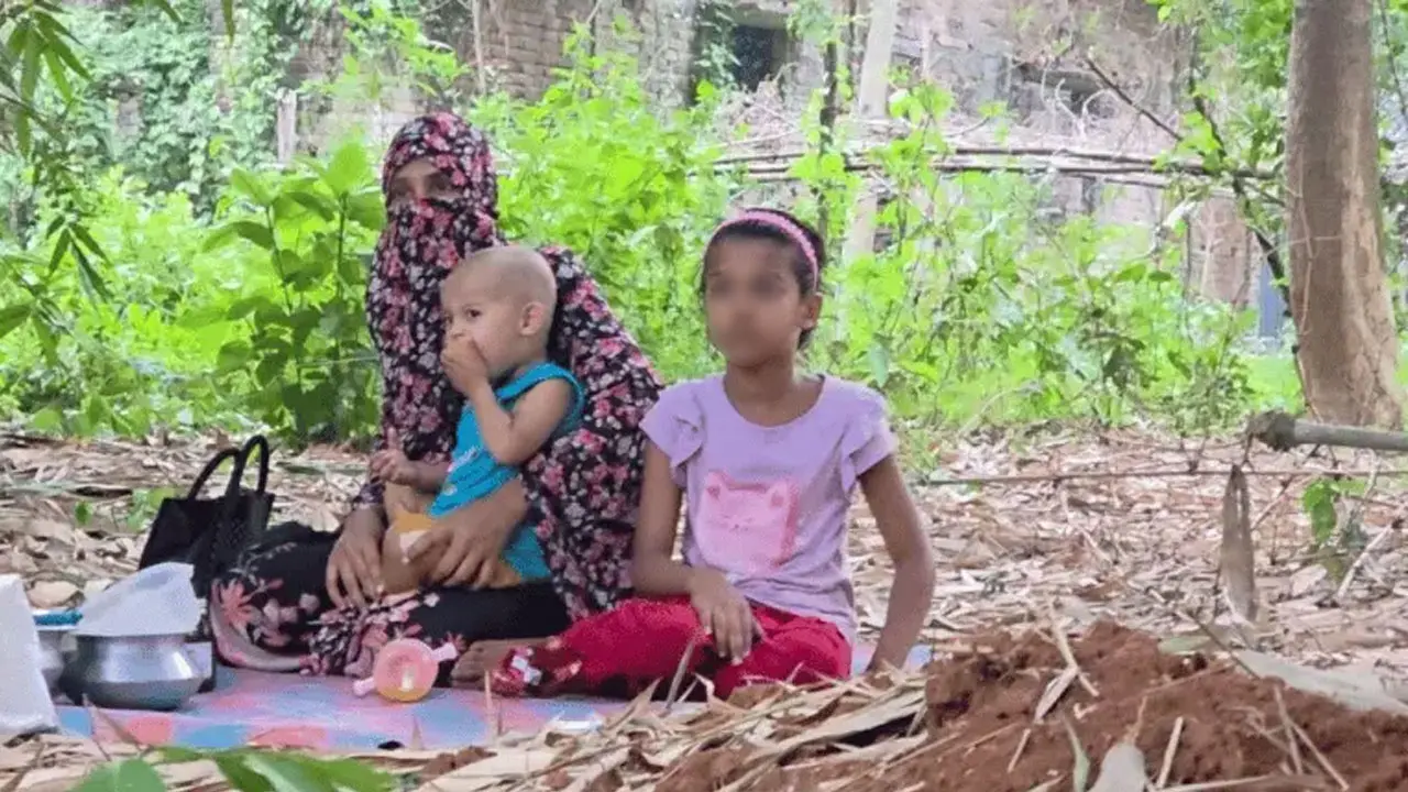 কখনো স্বামীর কবরের পাশে, কখনো অন্যের বাড়িতে: সন্তানদের নিয়ে দিশেহারা মা