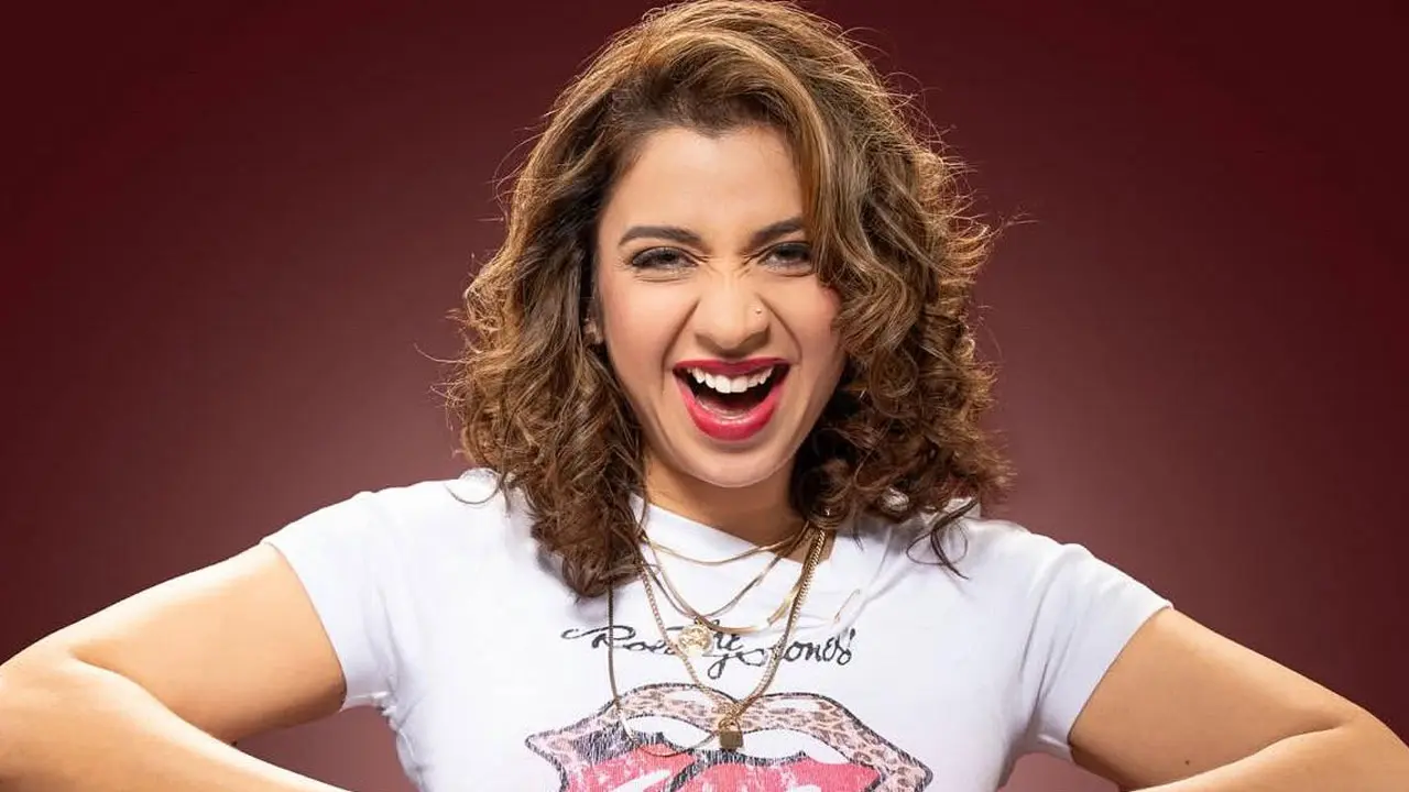 কনসার্টে ঠোঁট মিলিয়ে বিতর্কে গায়িকা