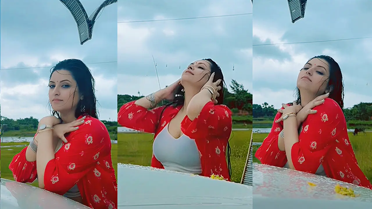 বৃষ্টি বিলাসে পরীমণি