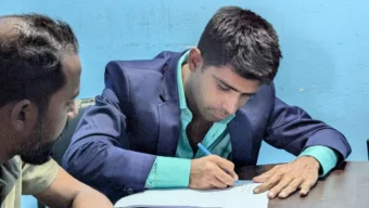 পেশায় রাজমিস্ত্রি তিনি, এএসপি পরিচয়ে করেন প্রেম