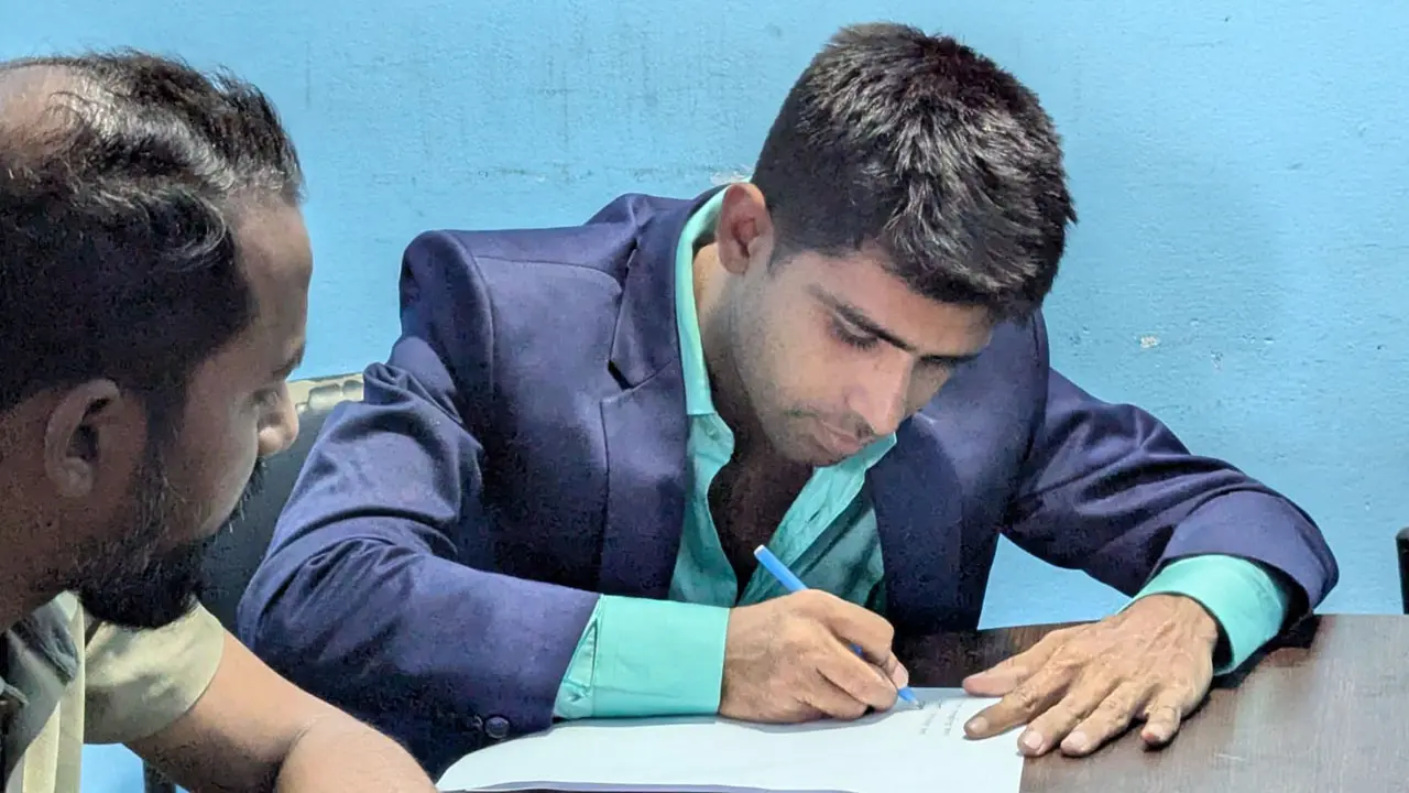 পেশায় রাজমিস্ত্রি তিনি, এএসপি পরিচয়ে করেন প্রেম