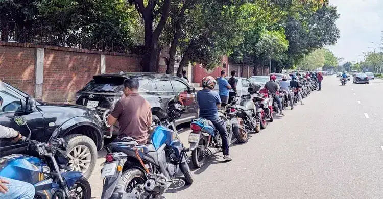 তেলের মজুত ‘স্বাভাবিক’, পাম্পে ‘নেই’