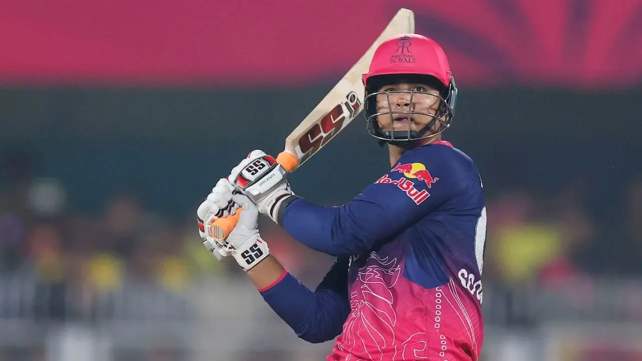 ১৫ বছর বয়সেই সর্বোচ্চ ছক্কার রেকর্ড গড়লেন বৈভব