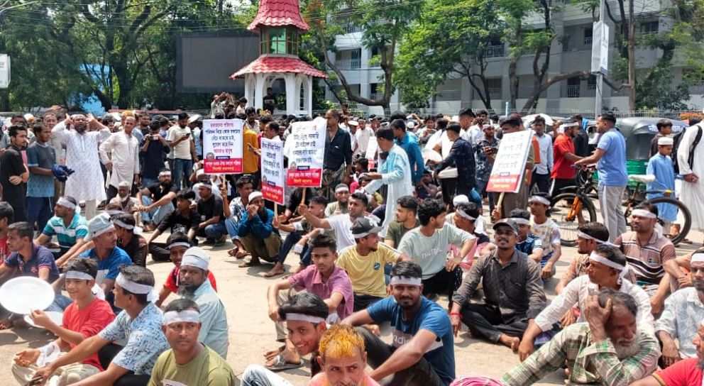 সিলেটে ‘থালা-বাটি’ নিয়ে আন্দোলনে রাস্তায় হকাররা