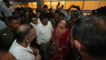 নবদম্পতিকে শুভেচ্ছা জানাতে দলীয় কর্মসূচি সংক্ষিপ্ত করলেন প্রধানমন্ত্রী