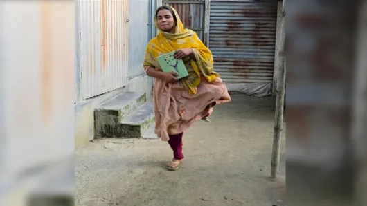 এক পায়ে ভর করে স্বপ্নপথে মেঘলা