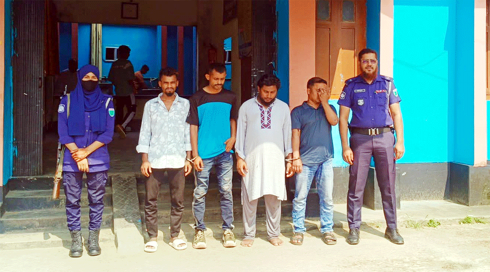 জৈন্তাপুর সীমান্তে অনুপ্রবেশকালে দালালসহ আটক ১৩