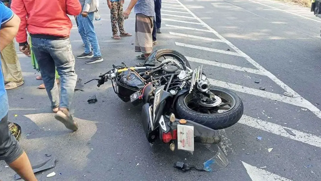চাঁপাইনবাবগঞ্জে ট্রাক-মোটরসাইকেল সংঘর্ষে দুই যুবক নিহত