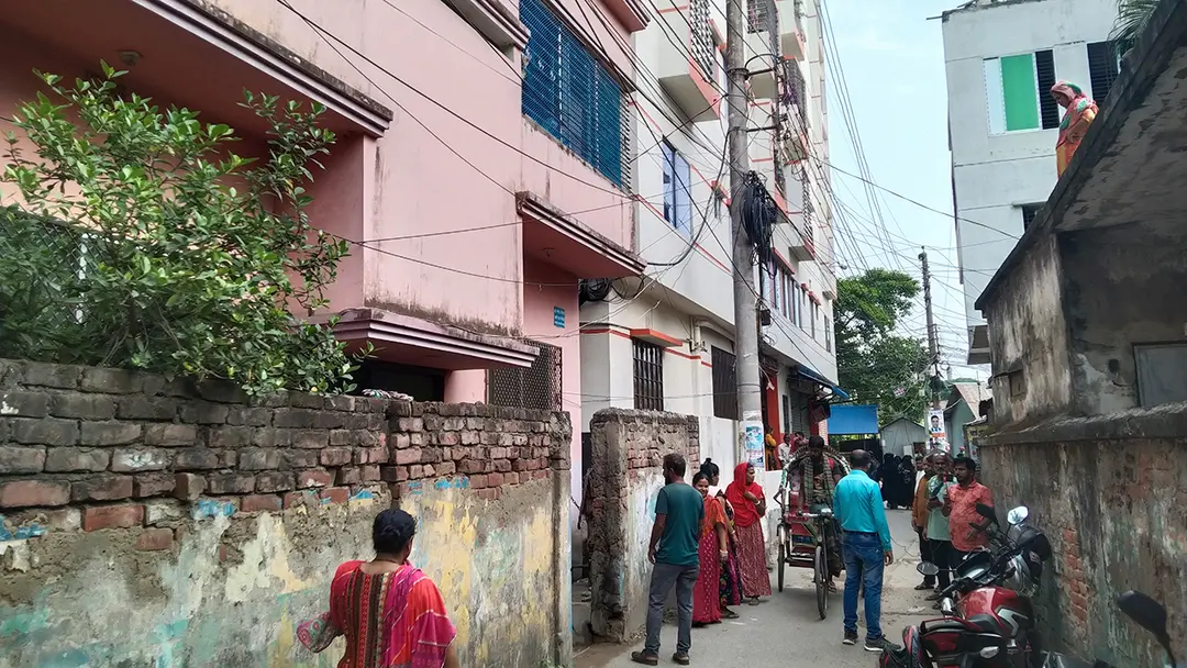 মাদারীপুরে আত্মীয়ের বাসা থেকে একই পরিবারের তিনজনের মরদেহ উদ্ধার