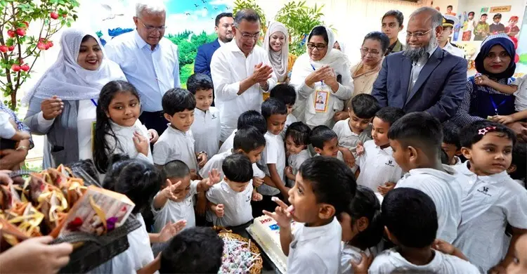 ‘আঙ্কেল খুব ভালো, খুব সুইট’— প্রধানমন্ত্রীকে ঘিরে শিশুদের উচ্ছ্বাস