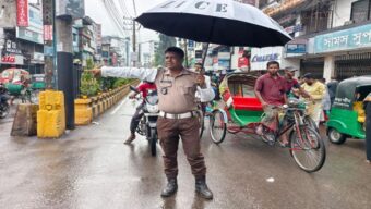 সিলেটে হাত আর বাঁশ দিয়ে ট্রাফিক নিয়ন্ত্রণ