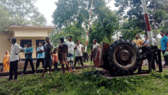শ্রীমঙ্গলে ট্রেনের সাথে ট্রাক্টরের সংঘর্ষ, আহত চালক