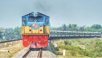 চট্টগ্রাম থেকে সিলেটে আসা ট্রেনের সঙ্গে ট্রাকের সংঘর্ষ, রেল যোগাযোগ বন্ধ