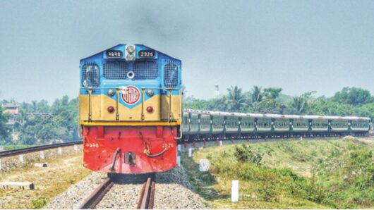 চট্টগ্রাম থেকে সিলেটে আসা ট্রেনের সঙ্গে ট্রাকের সংঘর্ষ, রেল যোগাযোগ বন্ধ