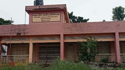বিয়ানীবাজারে এক শিক্ষকের প্রাইমারি স্কুল যেমন চলছে