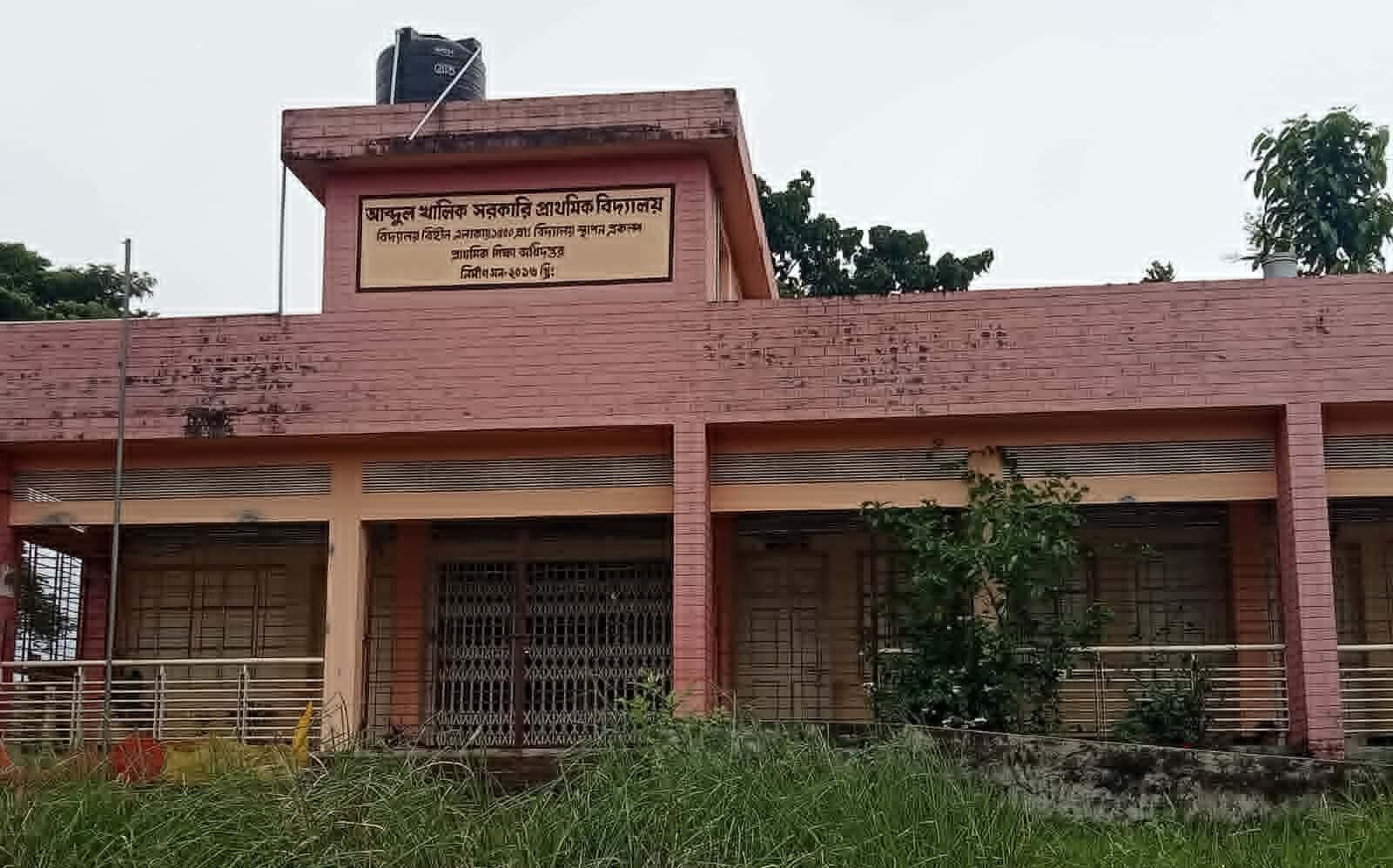 বিয়ানীবাজারে এক শিক্ষকের প্রাইমারি স্কুল যেমন চলছে