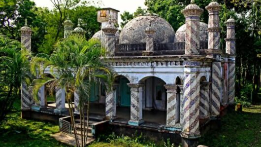 অবয়বে শতবর্ষী মসজিদ, প্রতিবিম্বে তার হাজারের ইতিহাস