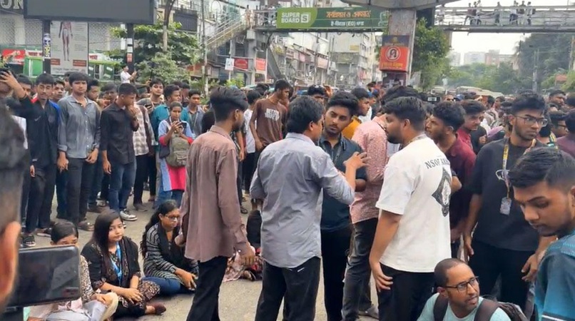 ২৪ ঘণ্টার মধ্যে শিক্ষামন্ত্রী মিলনের পদত্যাগের দাবিতে রাজধানীতে শিক্ষার্থীদের বিক্ষোভ