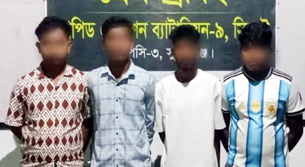খাদ্য গুদামের পাশ থেকে ৪ জনকে ধরল র‌্যাব