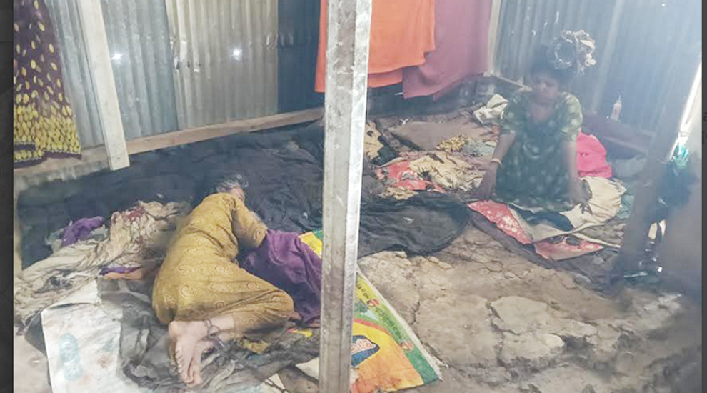 মানসিক রোগী দুই মেয়েকে নিয়ে ভিক্ষুক মায়ের আহাজারি