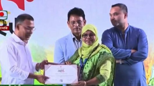 দেশ সেরা পুরষ্কার গ্রহণ করল বিয়ানীবাজারের খাসা সরকারি প্রাথমিক বিদ্যালয়