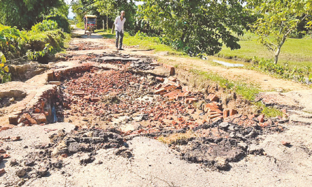 সড়কে বন্যা-বর্ষণের ক্ষত, সতর্ক সরকার