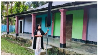 কালো পতাকা উত্তোলন করে ছাত্রলীগ নেত্রী গ্রে প্তা র