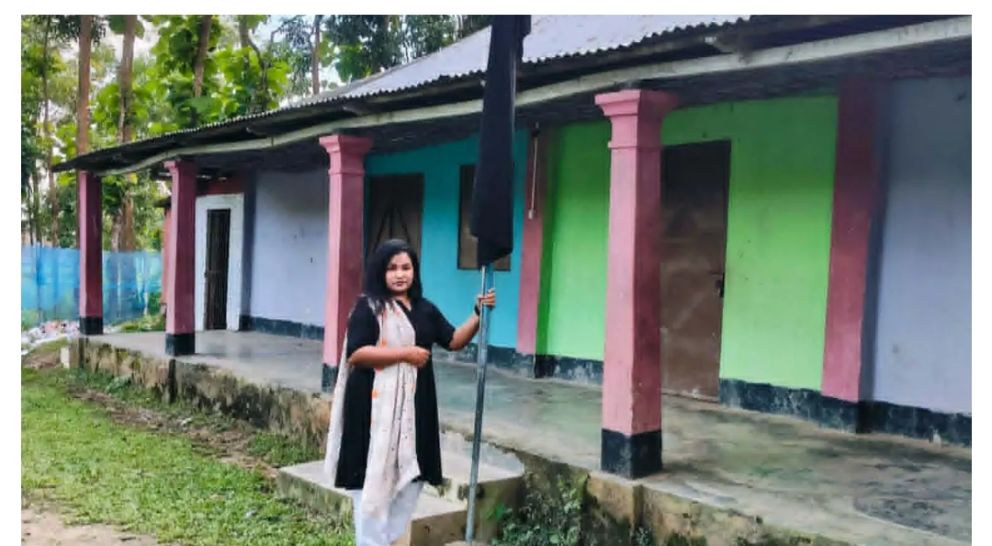 কালো পতাকা উত্তোলন করে ছাত্রলীগ নেত্রী গ্রে প্তা র