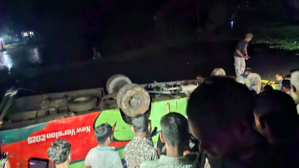 সুনামগঞ্জে বাস খাদে পড়ে প্রাণ গেল নারীর, আ*হ*ত ২০