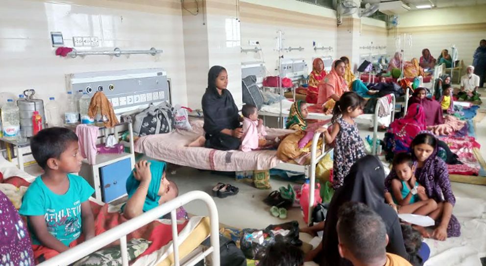 হবিগঞ্জে হাসপাতালের সিড়িতেও চলছে চিকিৎসা