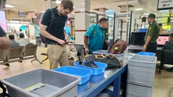 শাহজালালে প্রযুক্তিহীন তল্লাশি: বেল্ট-জুতা খুলে খালি পায়ে দাঁড়িয়ে থাকতে হয় যাত্রীদের