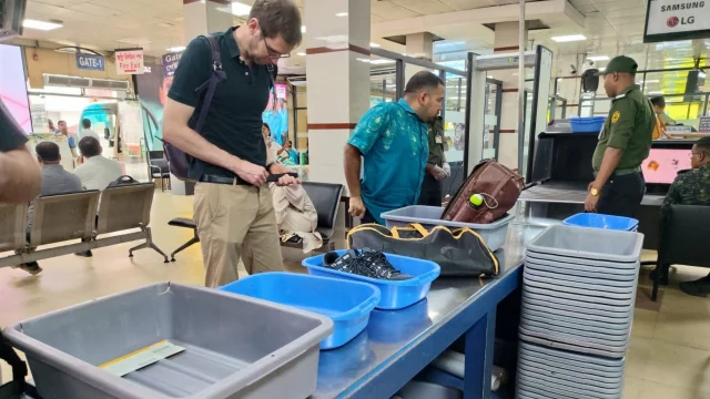 শাহজালালে প্রযুক্তিহীন তল্লাশি: বেল্ট-জুতা খুলে খালি পায়ে দাঁড়িয়ে থাকতে হয় যাত্রীদের