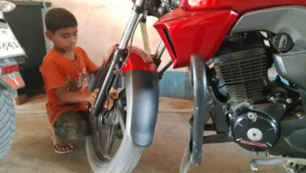 ৬ সদস্যের পরিবার চালাতে গ্যারেজে কাজ করে ৮ বছরের শিশু