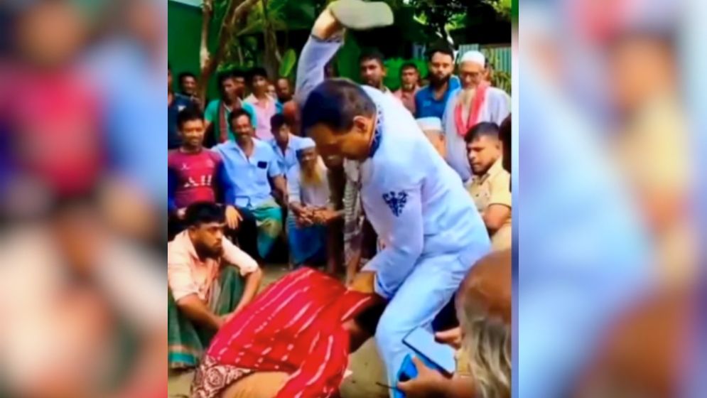 পরকীয়ার অভিযোগে গ্রাম্য সালিশে নারীকে চেয়ারম্যানের জুতাপেটা