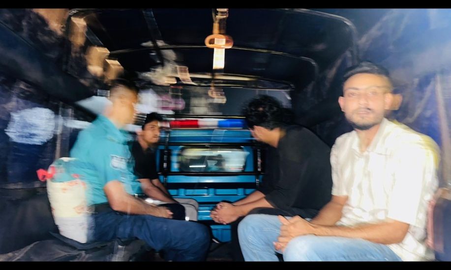 মধ্যরাতে মিছিলের প্রস্তুতিকালে ছাত্রলীগের ৩ নেতা গ্রে ফ তা র