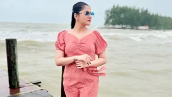 সমুদ্রের প্রেমে মগ্ন পূজা চেরী