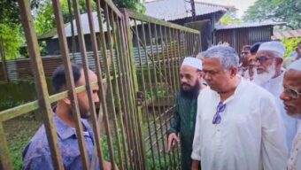 স্বাস্থ্যকেন্দ্রে হঠাৎ এমপি, প্রধান ফটকে তালা—বেড়া টপকে প্রবেশ