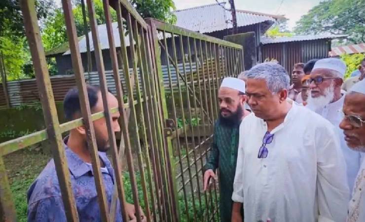 স্বাস্থ্যকেন্দ্রে হঠাৎ এমপি, প্রধান ফটকে তালা—বেড়া টপকে প্রবেশ