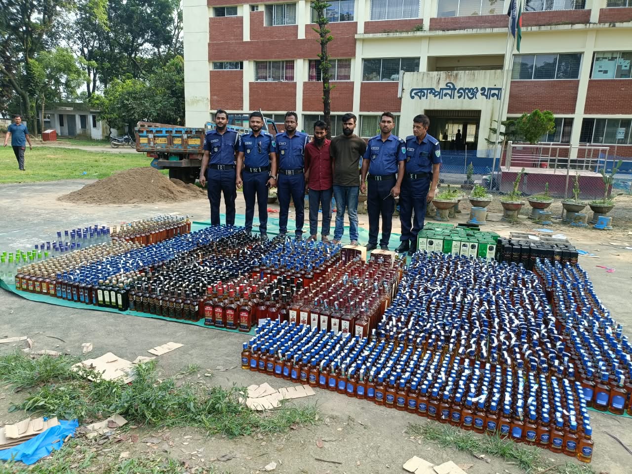 কোম্পানীগঞ্জে ট্রাকভর্তি ৬২ লাখ টাকার ভারতীয় মদ উদ্ধার, আটক ২