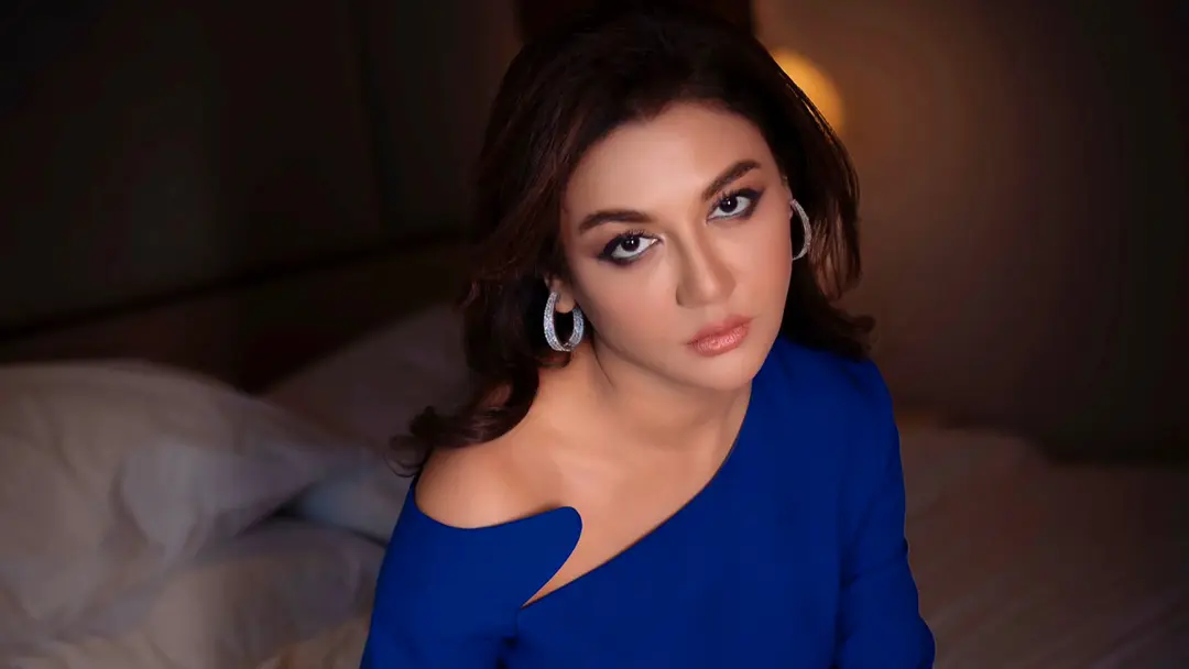 ‘নীল রং আমাতেই সাজে’