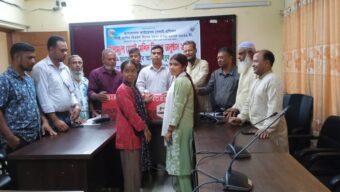 বড়লেখায় অসচ্ছল নারীদের বিনামূল্যে সেলাই মেশিন বিতরণ