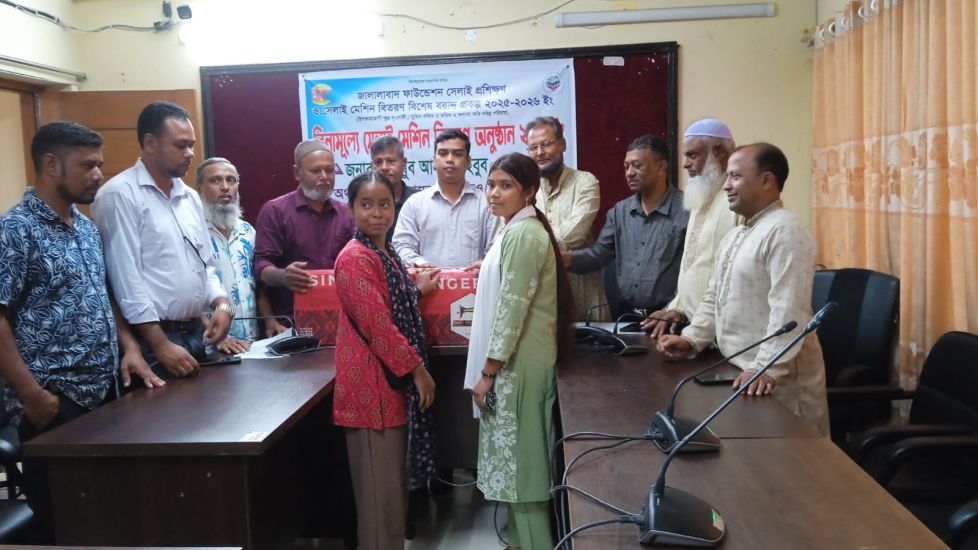 বড়লেখায় অসচ্ছল নারীদের বিনামূল্যে সেলাই মেশিন বিতরণ