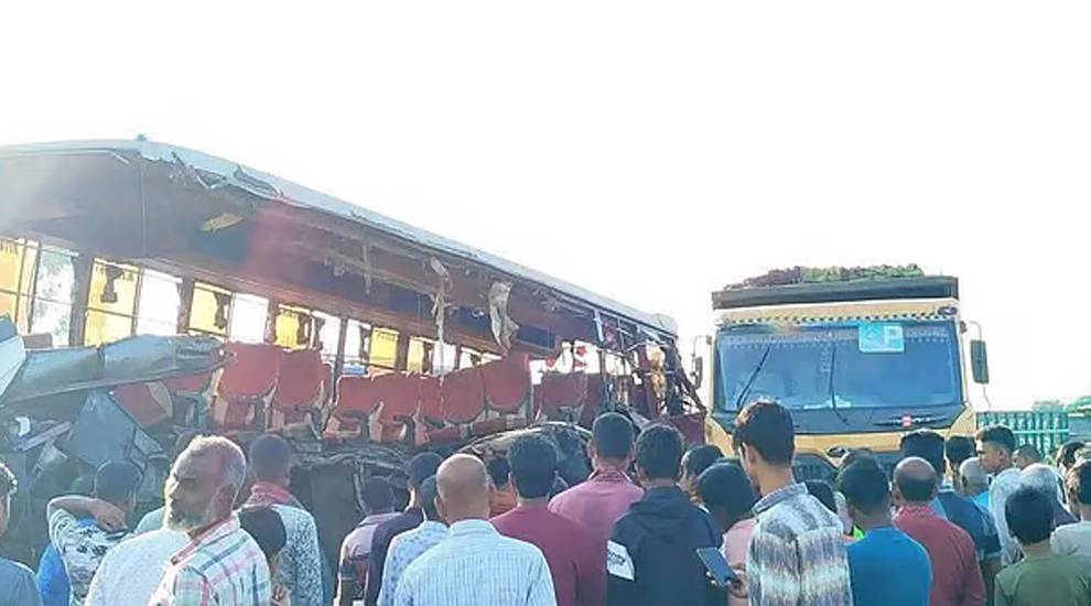 পেট্রলপাম্পের সামনে ট্রাকে ধাক্কা বাসের, প্রাণ গেল ৪ জনের