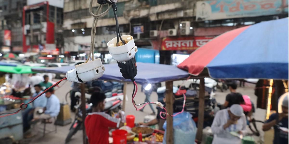 ফুটপাত যেন টাকার খনি