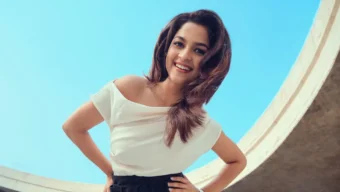 কাঁধখোলা পোশাকে সাদিয়া আয়মান!